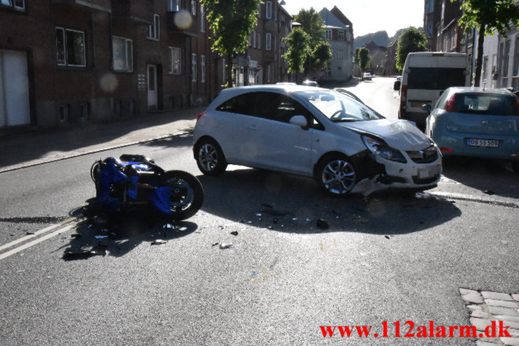 Motorcyklen ramte en bil. Vesterbrogade i Vejle. 21/06-2022. KL. 17:30.