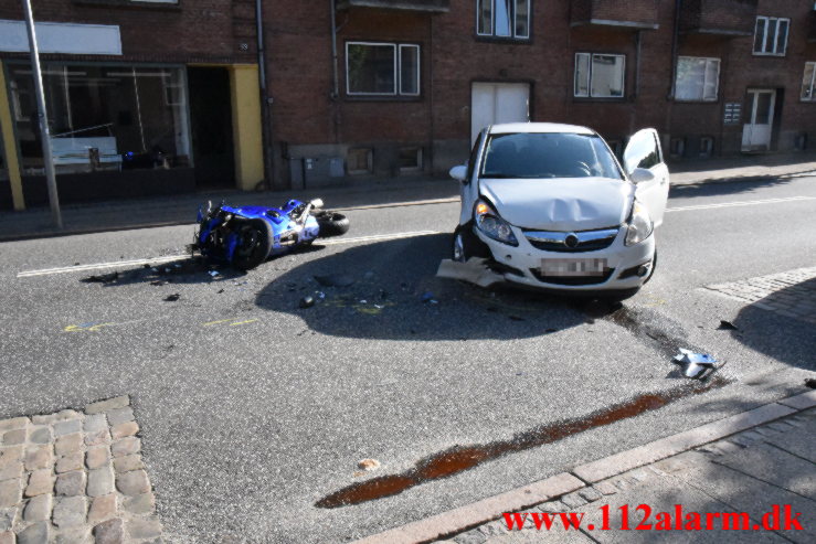 Motorcyklen ramte en bil. Vesterbrogade i Vejle. 21/06-2022. KL. 17:30.