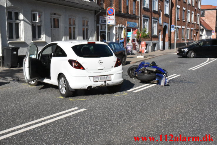 Motorcyklen ramte en bil. Vesterbrogade i Vejle. 21/06-2022. KL. 17:30.