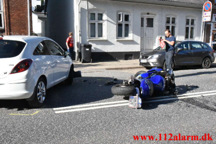 Motorcyklen ramte en bil. Vesterbrogade i Vejle. 21/06-2022. KL. 17:30.