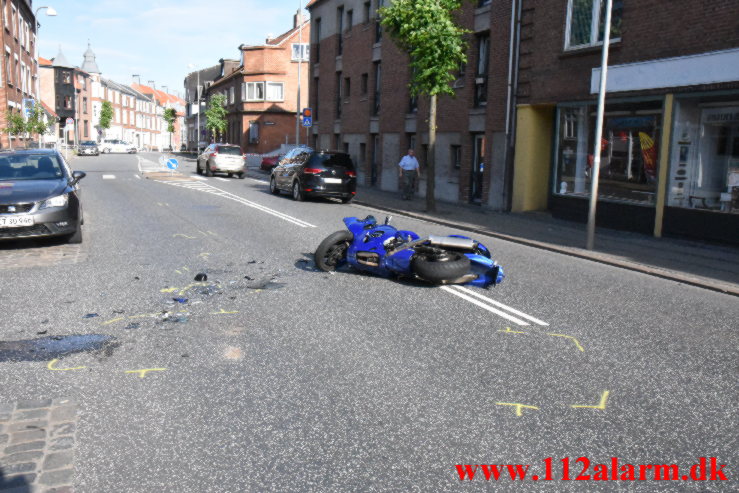 Motorcyklen ramte en bil. Vesterbrogade i Vejle. 21/06-2022. KL. 17:30.