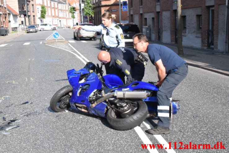 Motorcyklen ramte en bil. Vesterbrogade i Vejle. 21/06-2022. KL. 17:30.