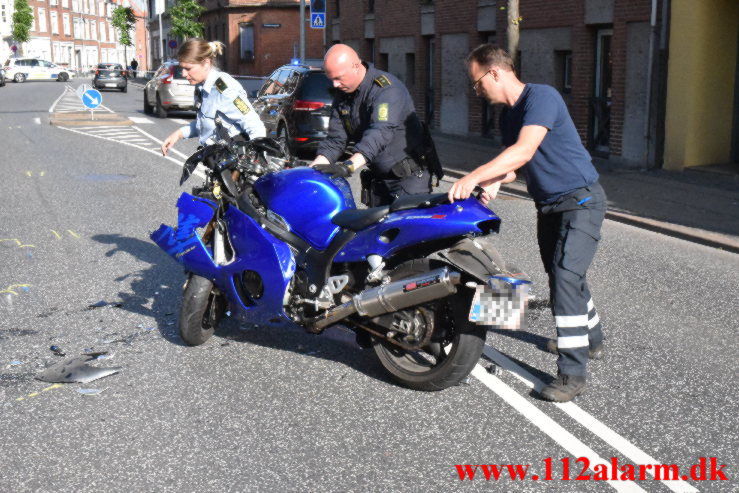 Motorcyklen ramte en bil. Vesterbrogade i Vejle. 21/06-2022. KL. 17:30.