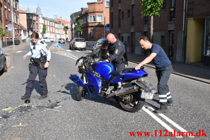 Motorcyklen ramte en bil. Vesterbrogade i Vejle. 21/06-2022. KL. 17:30.