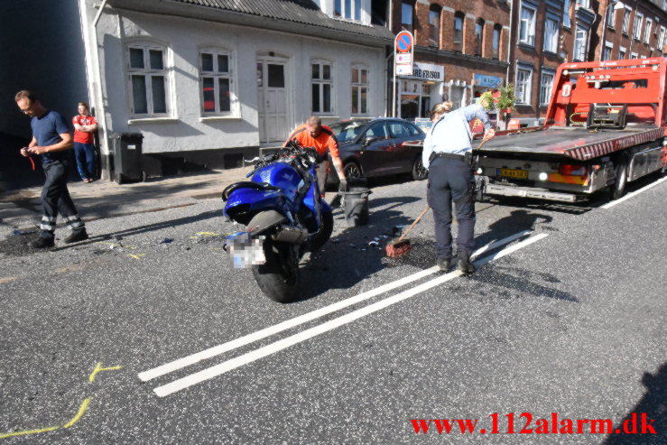 Motorcyklen ramte en bil. Vesterbrogade i Vejle. 21/06-2022. KL. 17:30.