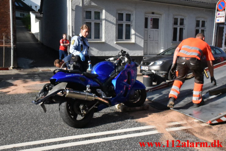 Motorcyklen ramte en bil. Vesterbrogade i Vejle. 21/06-2022. KL. 17:30.