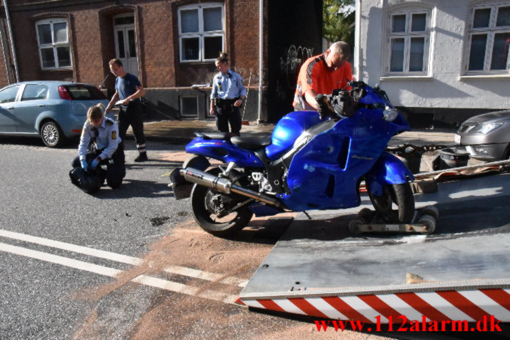 Motorcyklen ramte en bil. Vesterbrogade i Vejle. 21/06-2022. KL. 17:30.