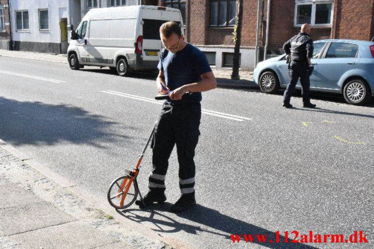 Motorcyklen ramte en bil. Vesterbrogade i Vejle. 21/06-2022. KL. 17:30.