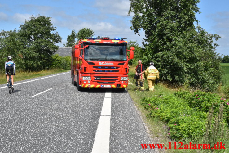 Kunne ikke selv komme ud af bilen. Vejlevej ved Givskud. 01/08-2022.Kl. 11:26.