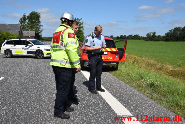 Kunne ikke selv komme ud af bilen. Vejlevej ved Givskud. 01/08-2022.Kl. 11:26.