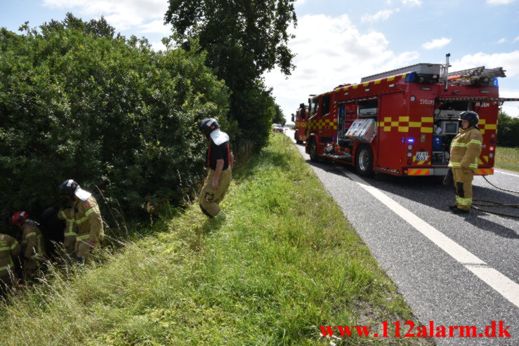 Kunne ikke selv komme ud af bilen. Vejlevej ved Givskud. 01/08-2022.Kl. 11:26.