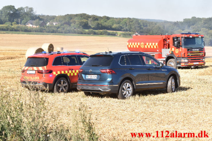 Endnu en ballepresser satte ild til marken. Højen Skovvej ved Højen. 11/08-2022. KL. 17:01.