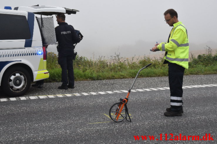 Motorcykelisten havnede inde under lastbilen. Ballevej ved Bredsten. 17/08-2022. KL. 07:04.