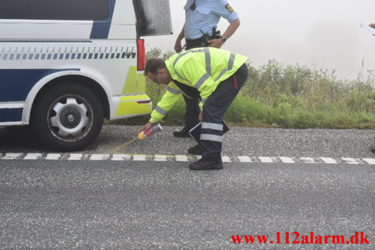 Motorcykelisten havnede inde under lastbilen. Ballevej ved Bredsten. 17/08-2022. KL. 07:04.