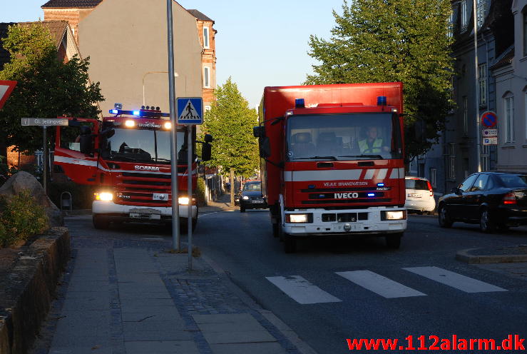 En bilist blev blændet af solen. Vardevej 2 i Vejle. 25/08-2013. Kl. 19:29.