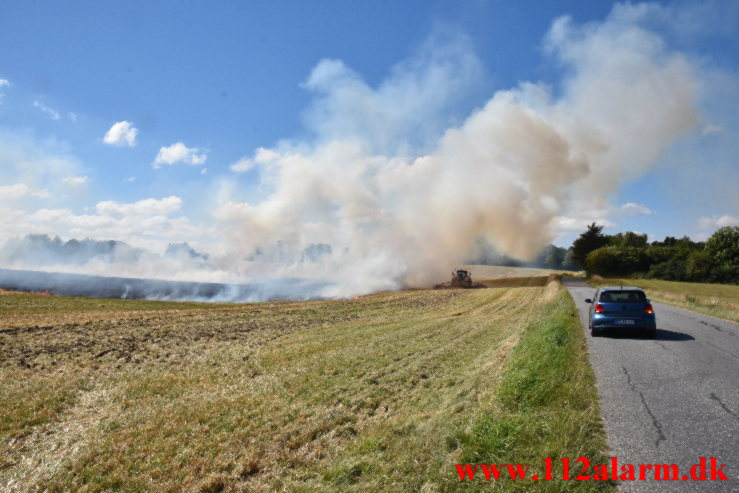 Ild i høstet mark. Høgsholtvej i Vejle. 25/08-2022. KL. 12:58.