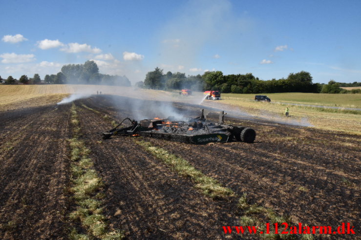 Ild i høstet mark. Høgsholtvej i Vejle. 25/08-2022. KL. 12:58.