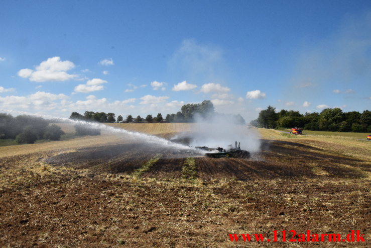 Ild i høstet mark. Høgsholtvej i Vejle. 25/08-2022. KL. 12:58.