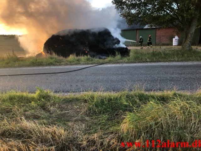 ild i en Halmstak. Toftegårdsvej ved Hedensted. 29/08-2022. KL. 19:49.