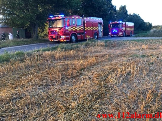 ild i en Halmstak. Toftegårdsvej ved Hedensted. 29/08-2022. KL. 19:49.