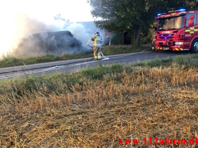 ild i en Halmstak. Toftegårdsvej ved Hedensted. 29/08-2022. KL. 19:49.