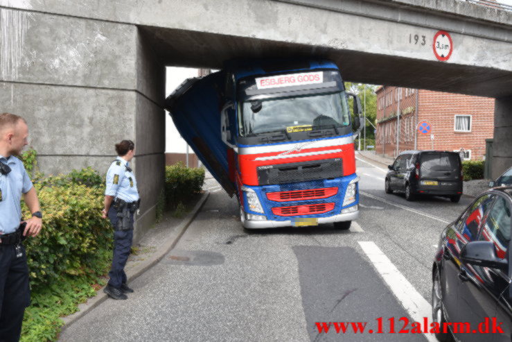 Lastbil kilet helt fast. Skovgade i Vejle. 09/08-2022. Kl. 9:55.