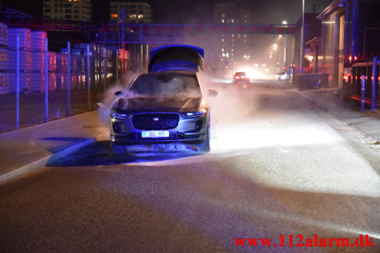 Parkerer oven på en fakkel med ild i. Strandgade i Vejle. 01/09-2022. Kl. 23:25.