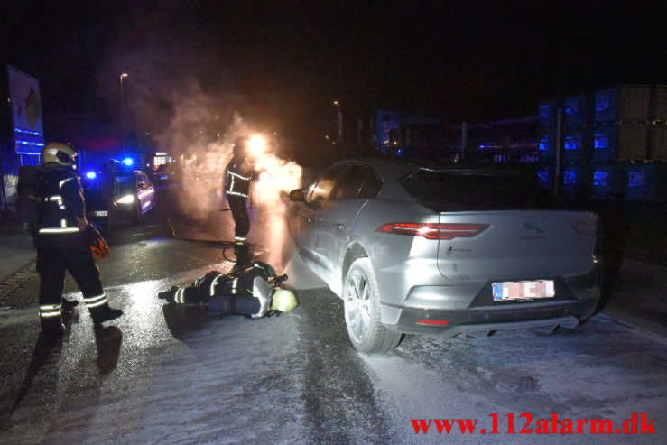 Parkerer oven på en fakkel med ild i. Strandgade i Vejle. 01/09-2022. Kl. 23:25.