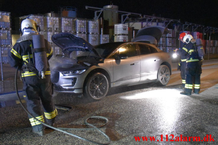 Parkerer oven på en fakkel med ild i. Strandgade i Vejle. 01/09-2022. Kl. 23:25.