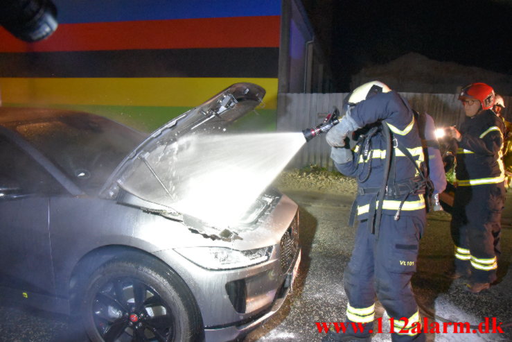 Parkerer oven på en fakkel med ild i. Strandgade i Vejle. 01/09-2022. Kl. 23:25.