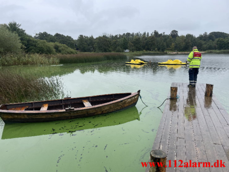 Mindre Forurening på vand. Fårup Sø ved Jelling.  27/09-2022. KL. 10:25.