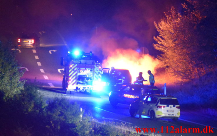 Bilbrand på rampen til Vejle C. Motorvejen E45 ved Vejle. 04/10-2022. KL. 19:44.