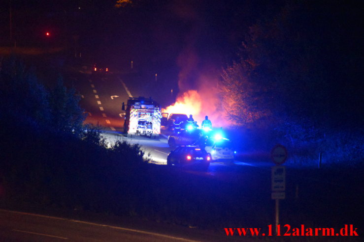 Bilbrand på rampen til Vejle C. Motorvejen E45 ved Vejle. 04/10-2022. KL. 19:44.