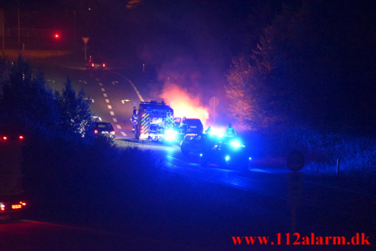 Bilbrand på rampen til Vejle C. Motorvejen E45 ved Vejle. 04/10-2022. KL. 19:44.