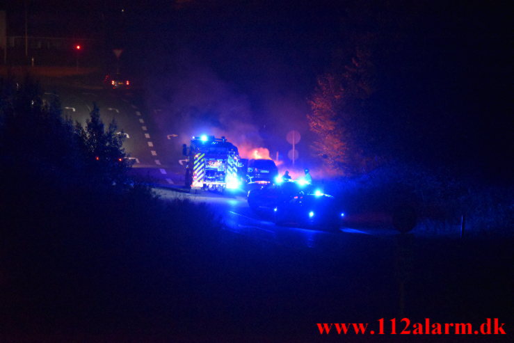 Bilbrand på rampen til Vejle C. Motorvejen E45 ved Vejle. 04/10-2022. KL. 19:44.
