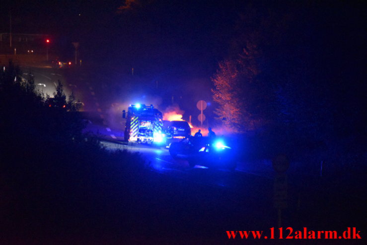 Bilbrand på rampen til Vejle C. Motorvejen E45 ved Vejle. 04/10-2022. KL. 19:44.