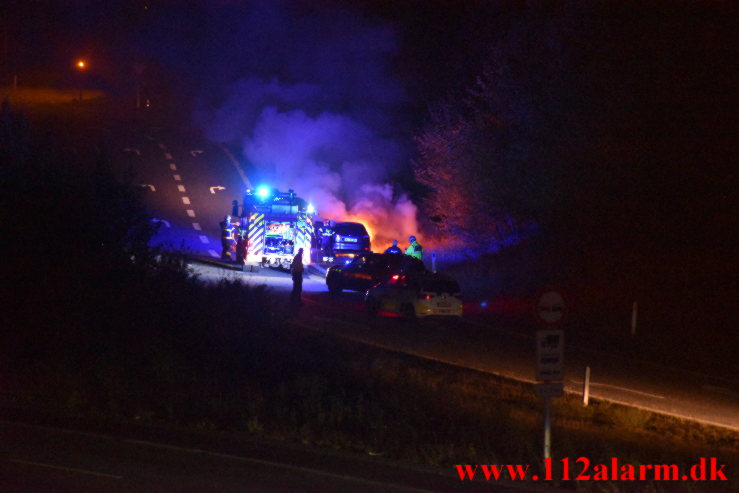 Bilbrand på rampen til Vejle C. Motorvejen E45 ved Vejle. 04/10-2022. KL. 19:44.