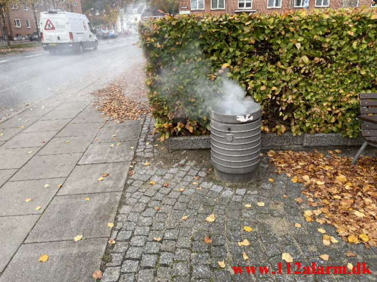 Ild i skraldespand. Boulevarden i Vejle. 27/10-2022. KL. 16:23.