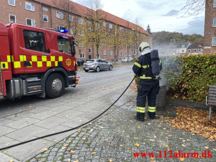 Ild i skraldespand. Boulevarden i Vejle. 27/10-2022. KL. 16:23.