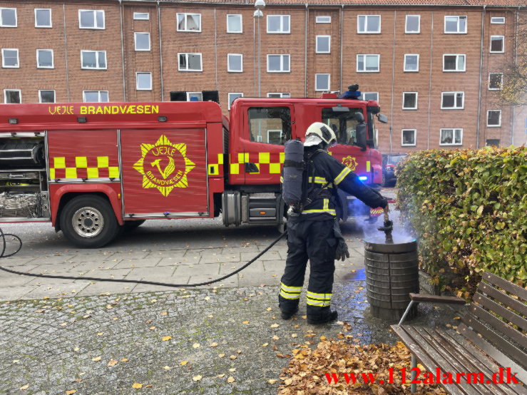 Ild i skraldespand. Boulevarden i Vejle. 27/10-2022. KL. 16:23.