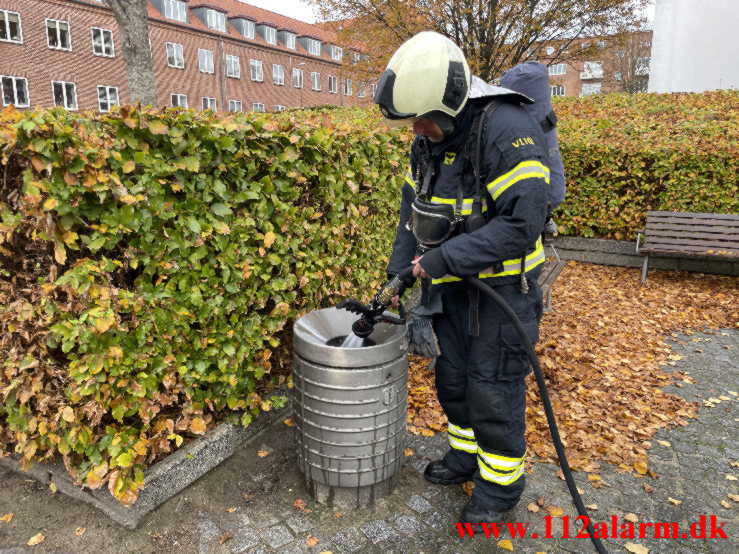 Ild i skraldespand. Boulevarden i Vejle. 27/10-2022. KL. 16:23.