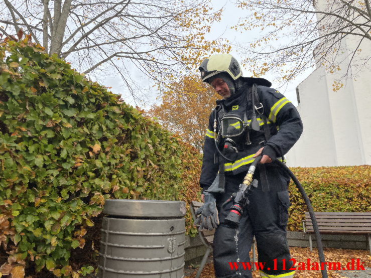 Ild i skraldespand. Boulevarden i Vejle. 27/10-2022. KL. 16:23.