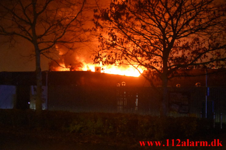 Kæmpe brand i Bilka. Solkilde Alle 2 i Vejle. 30/10-2022. Kl. 01:53.