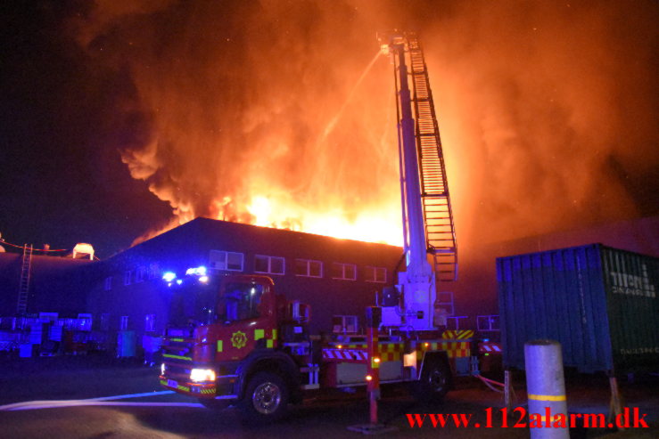 Kæmpe brand i Bilka. Solkilde Alle 2 i Vejle. 30/10-2022. Kl. 01:53.