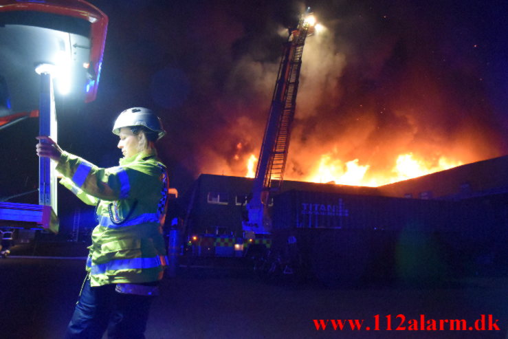 Kæmpe brand i Bilka. Solkilde Alle 2 i Vejle. 30/10-2022. Kl. 01:53.