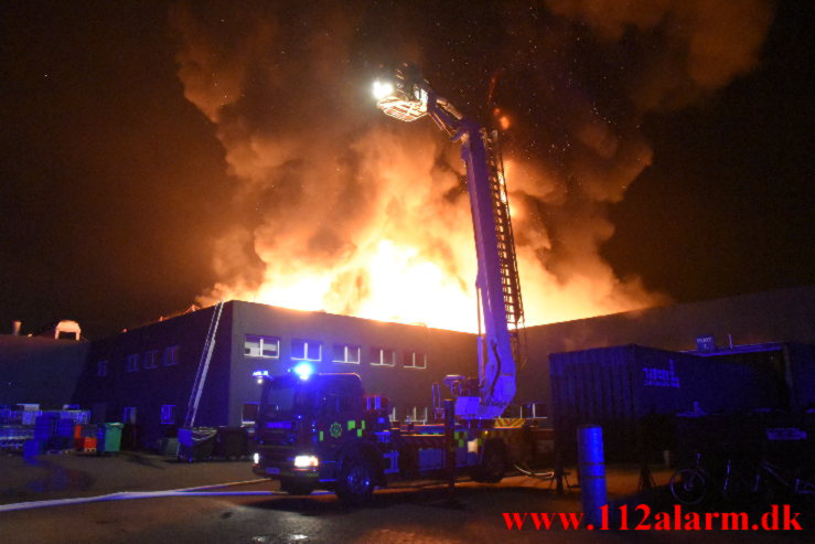 Kæmpe brand i Bilka. Solkilde Alle 2 i Vejle. 30/10-2022. Kl. 01:53.