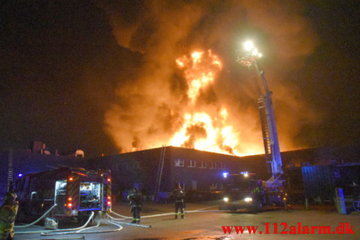 Kæmpe brand i Bilka. Solkilde Alle 2 i Vejle. 30/10-2022. Kl. 01:53.