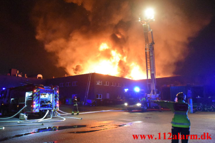 Kæmpe brand i Bilka. Solkilde Alle 2 i Vejle. 30/10-2022. Kl. 01:53.