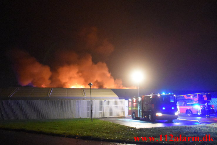 Kæmpe brand i Bilka. Solkilde Alle 2 i Vejle. 30/10-2022. Kl. 01:53.