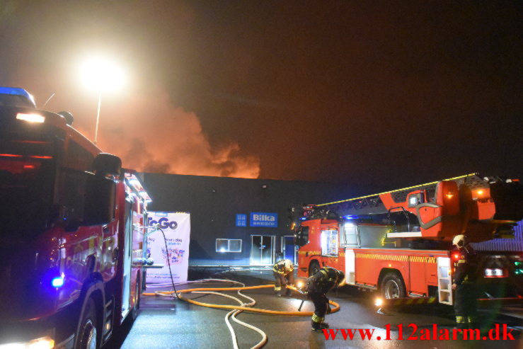 Kæmpe brand i Bilka. Solkilde Alle 2 i Vejle. 30/10-2022. Kl. 01:53.